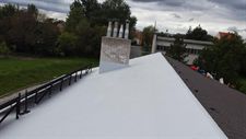 Provedli jsme  opravu izolace šikmé střechy hospice v Rajhradě. Na střeše je připojená řada fotovoltaických panelů. Provedli jsme i opravu izolace prostupů držáků a vedení fotovoltaických panelů přes střechu budovy hospice.
