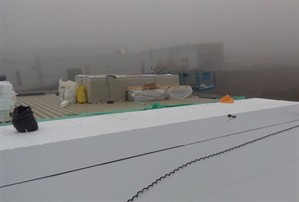 Izolace ploché střechy skladové haly svařovanou izolační  folíí SIKAPLAN.