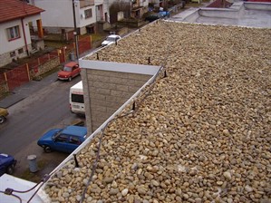 Oprava tepelná izolace a hydroizolace ploché střechy rodinného domu s kačírkem- nášlapová vrstva.